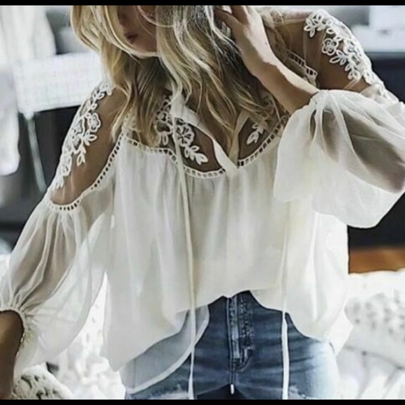 Private Label Tops - 🆕🎉HP🎉CHARMING & FEMININE CHIFFON CREAM TOP